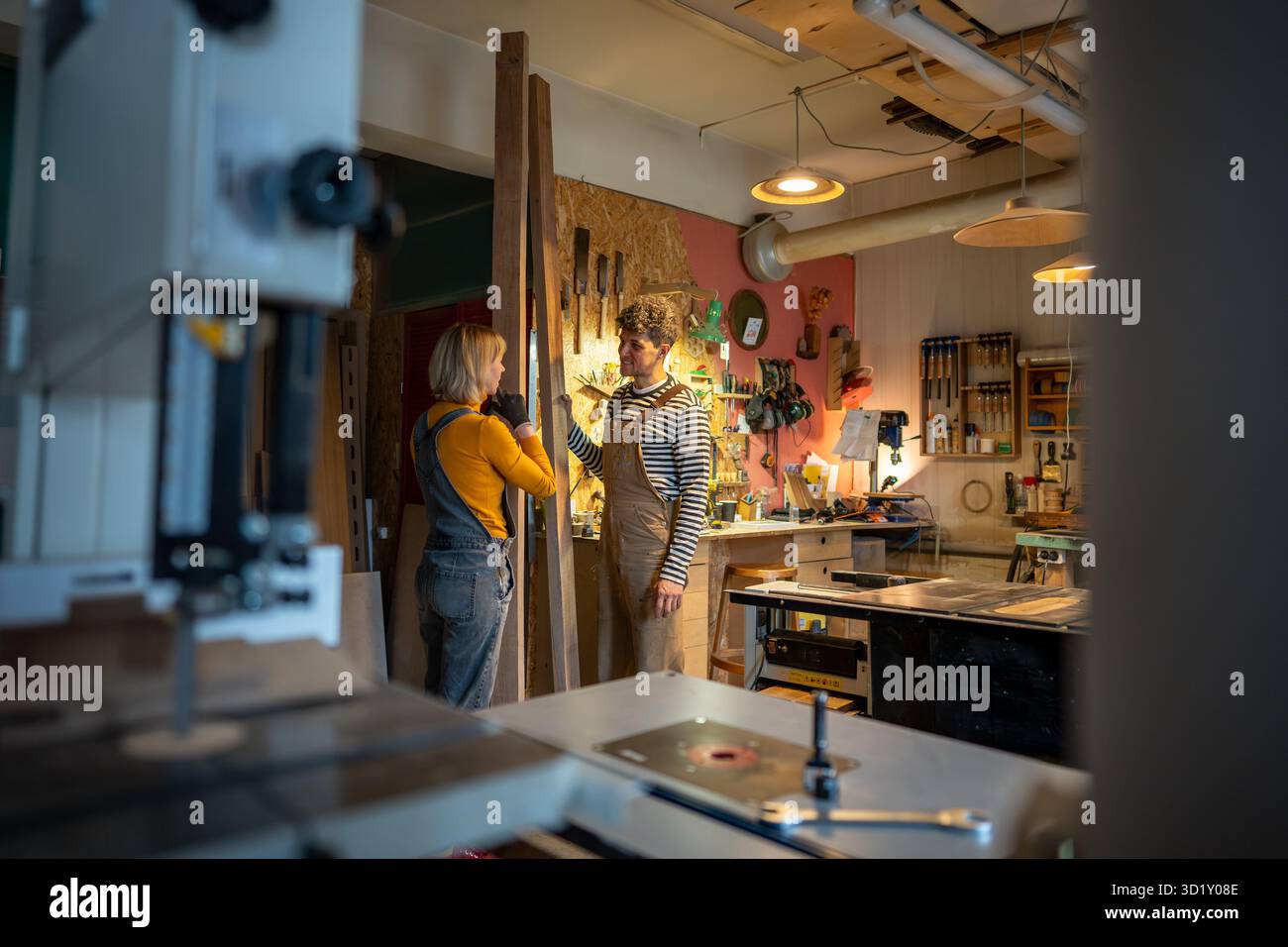 Atelier de menuiserie, artisans travaillant ensemble. Menuisiers discutant entre la création de produits Banque D'Images