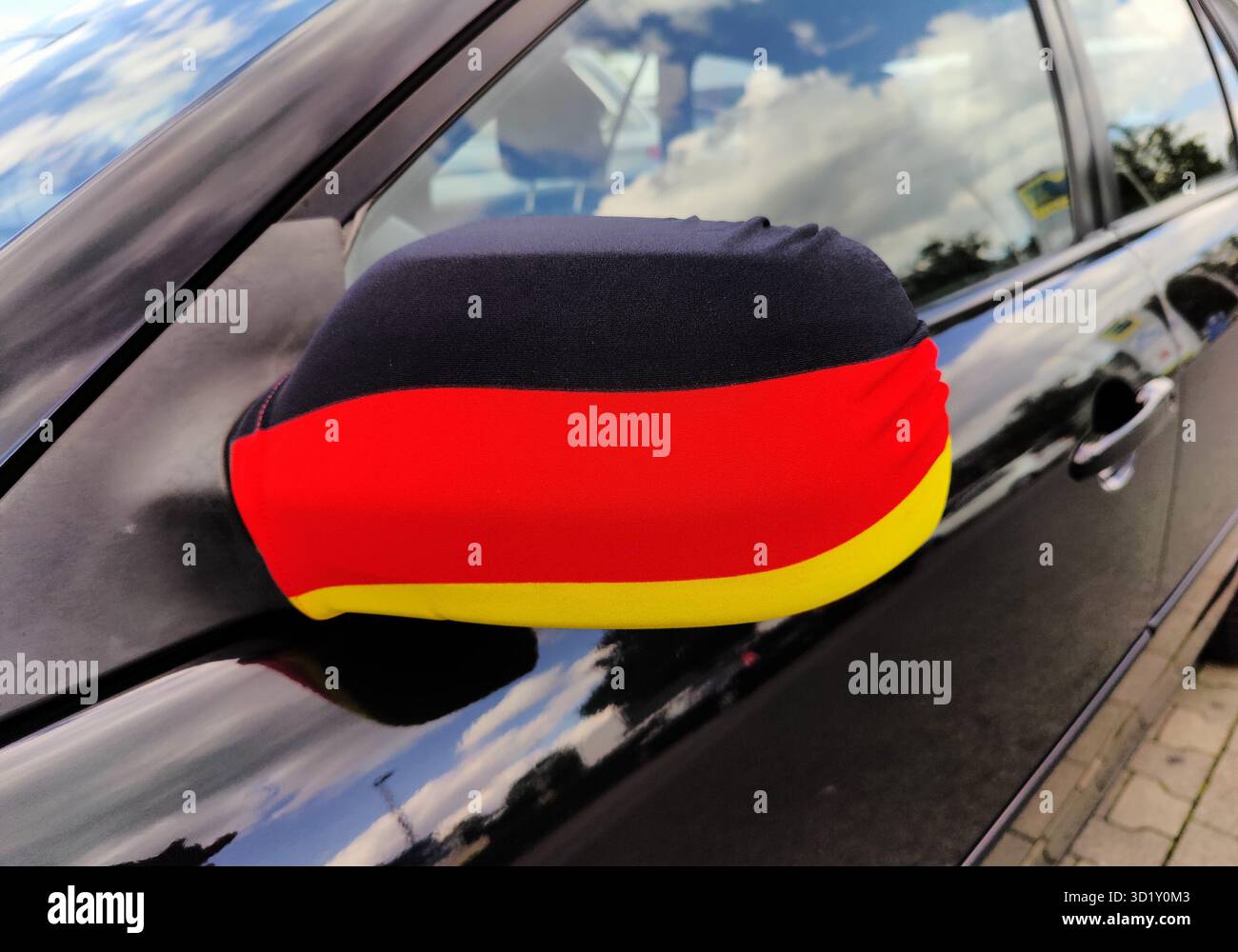 Couverture en or rouge noir sur rétroviseur de voiture pour le Championnat d'Europe 2024 en Allemagne Banque D'Images
