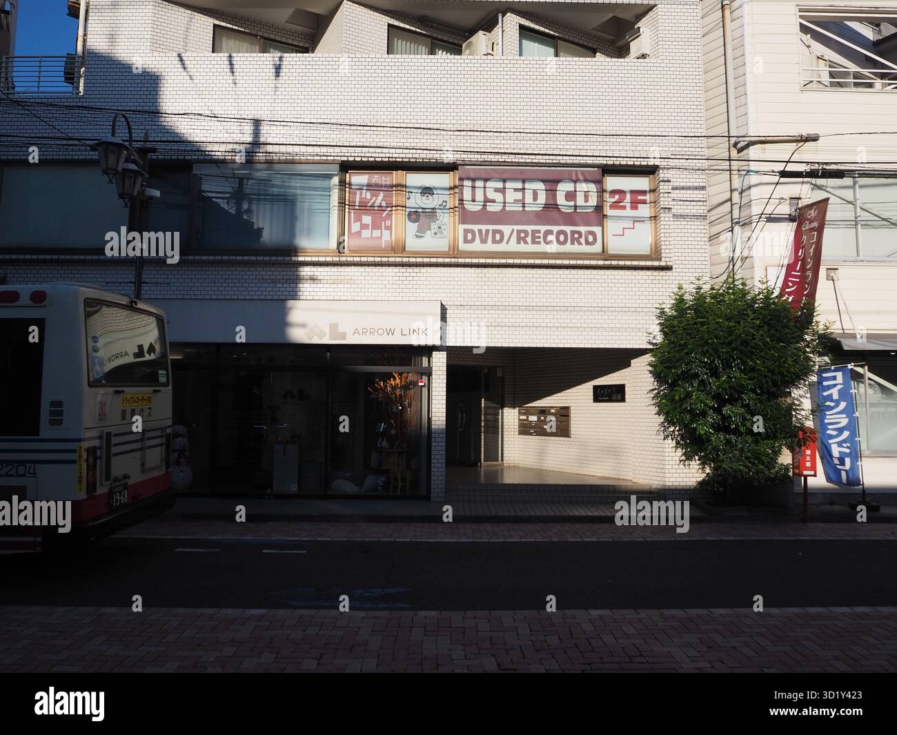 Bus Kanto passant devant un CD usagé et un magasin de disques lors d'un après-midi d'automne ensoleillé à Ogikubo Banque D'Images