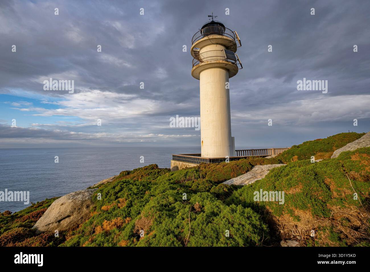 Phare de Punta Roncadoira au coucher du soleil, Xove, Galice, Espagne Banque D'Images
