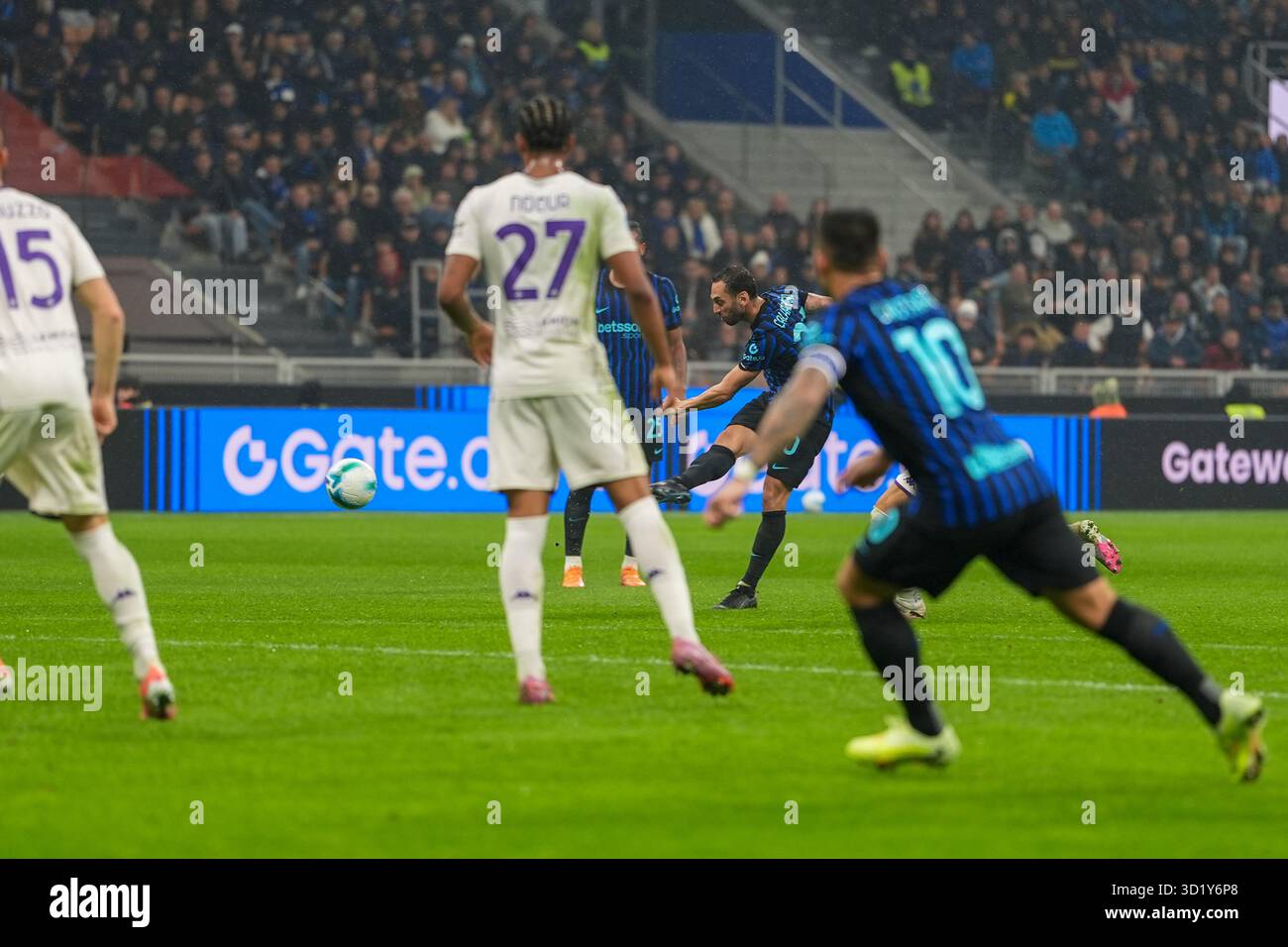 Milan, Italie. 29 octobre 2025. Hakan Calhanoglu marque un but lors du championnat italien Serie A match de football entre le FC Internazionale et l'ACF Fiorentina le 29 octobre 2025 au stade Giuseppe-Meazza à Milan, Italie - photo Alessio Morgese/DPPI crédit : DPPI Media/Alamy Live News Banque D'Images