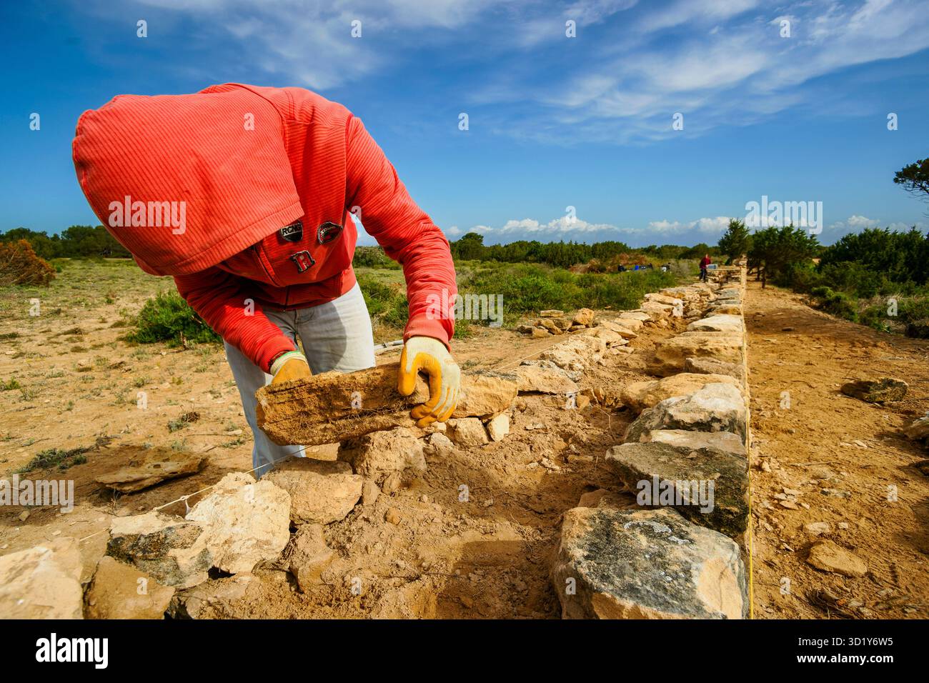 Les jeunes étudiants de l'enseignement professionnel apprennent à construire des murs de pierre traditionnels sans mortier Banque D'Images