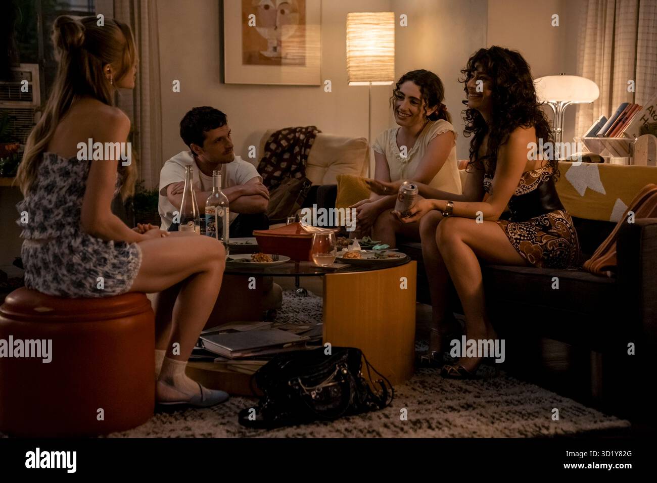 I Love LA (2025- ) série télévisée créée par Rachel Sennott et mettant en vedette Rachel Sennott, Josh Hutcherson et Odessa A’zion. Un groupe de vieux amis se réunissent à Los Angeles, confrontés à l'amour, la rivalité et le passé maladroit. Publicité toujours de la saison 1 À USAGE ÉDITORIAL SEULEMENT. Crédit : BFA / HBO Max Banque D'Images