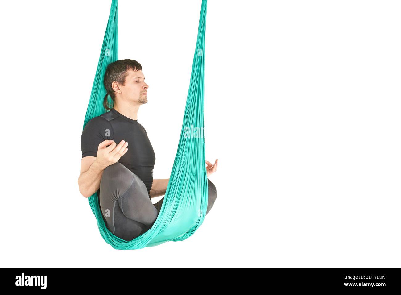La personne masculine fait l'exercice de classe de yoga hamac. Méditation en palourde aérienne. Entraînement studio débutant Aero. Homme style de vie. Guy entrainant Ze Banque D'Images
