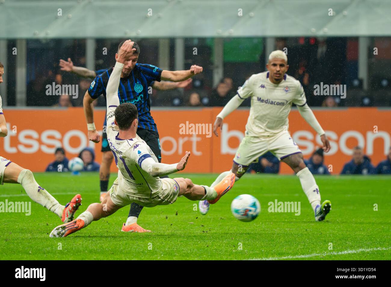 Milan, Italie. 29 octobre 2025. Petar Sucic (FC Inter) marque le but lors du championnat italien Serie A match de football entre le FC Internazionale et l'ACF Fiorentina le 29 octobre 2025 au stade San Siro de Milan, Italie - photo Luca Rossini/DPPI crédit : DPPI Media/Alamy Live News Banque D'Images