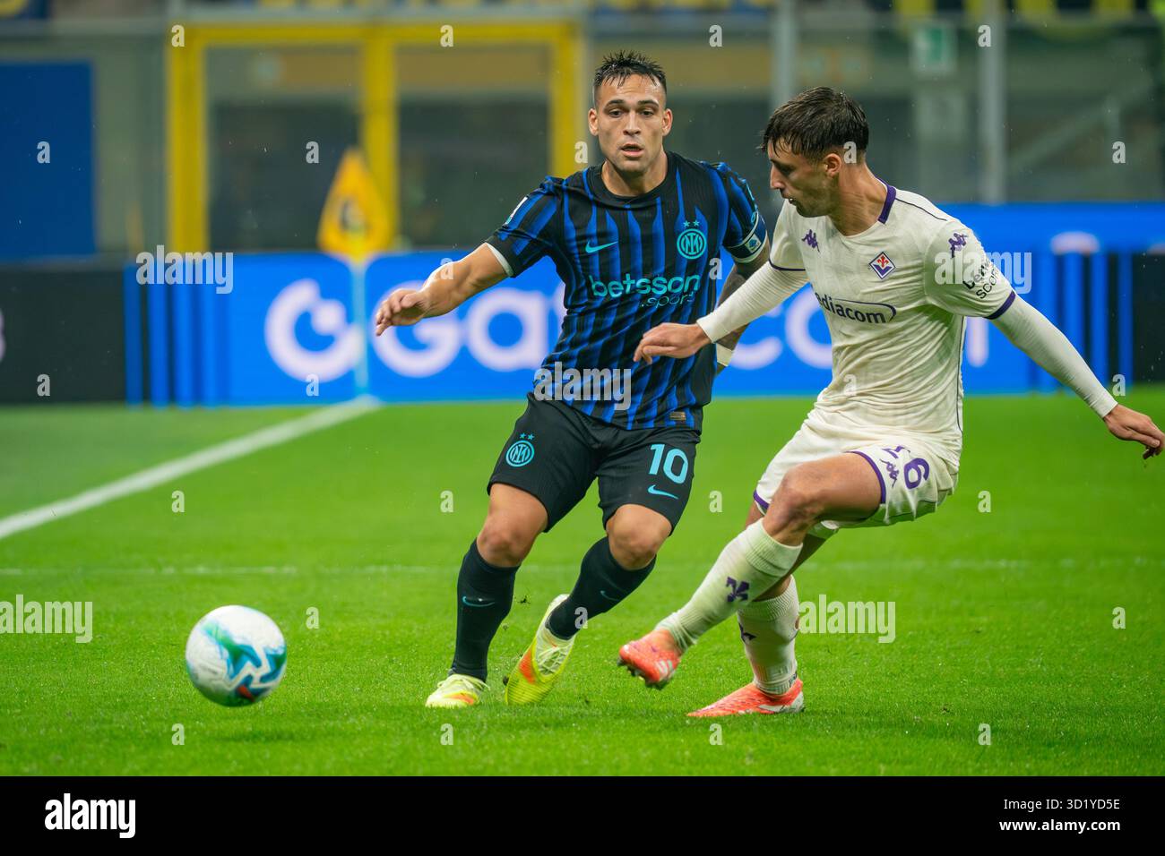 Milan, Italie. 29 octobre 2025. Lautaro Martinez (FC Inter) et Mattia Viti (ACF Fiorentina) lors du championnat italien Serie A match de football entre le FC Internazionale et l'ACF Fiorentina le 29 octobre 2025 au stade San Siro de Milan, Italie - photo Luca Rossini/DPPI crédit : DPPI Media/Alamy Live News Banque D'Images