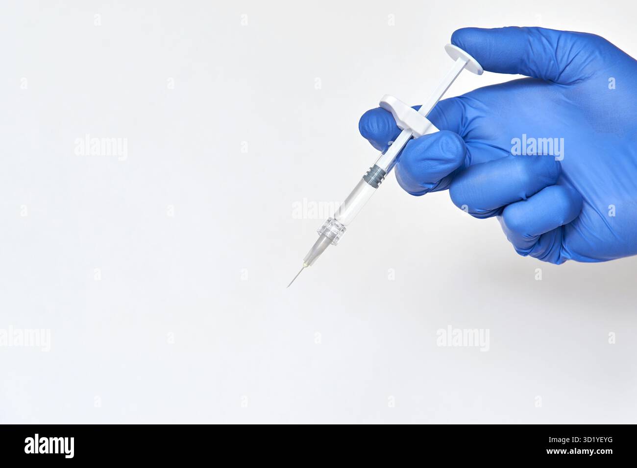 La personne portant un gant bleu tient une bouteille de vaccin avec une seringue. Concept de pharmacie d'injection. La thérapie infirmière médicale. Les gens main SCI santé Banque D'Images