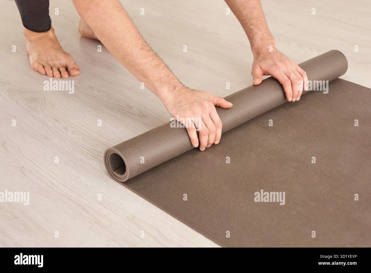 Tapis de sport roulant pour personnes de yoga. Couleur grise. Tapis de gymnastique. Patin de rouleau de bras. Gros plan avec copyspace. Aérobic mat. Centre de fitness Banque D'Images