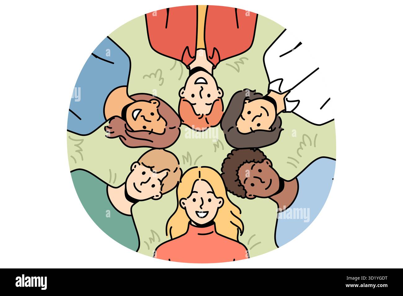 Vue vers le haut de diverses personnes souriantes embrasser et se détendre ensemble dans le parc d'été. Des hommes et des femmes heureux reposent dans le paysage naturel. Amitié et détente. Banque D'Images