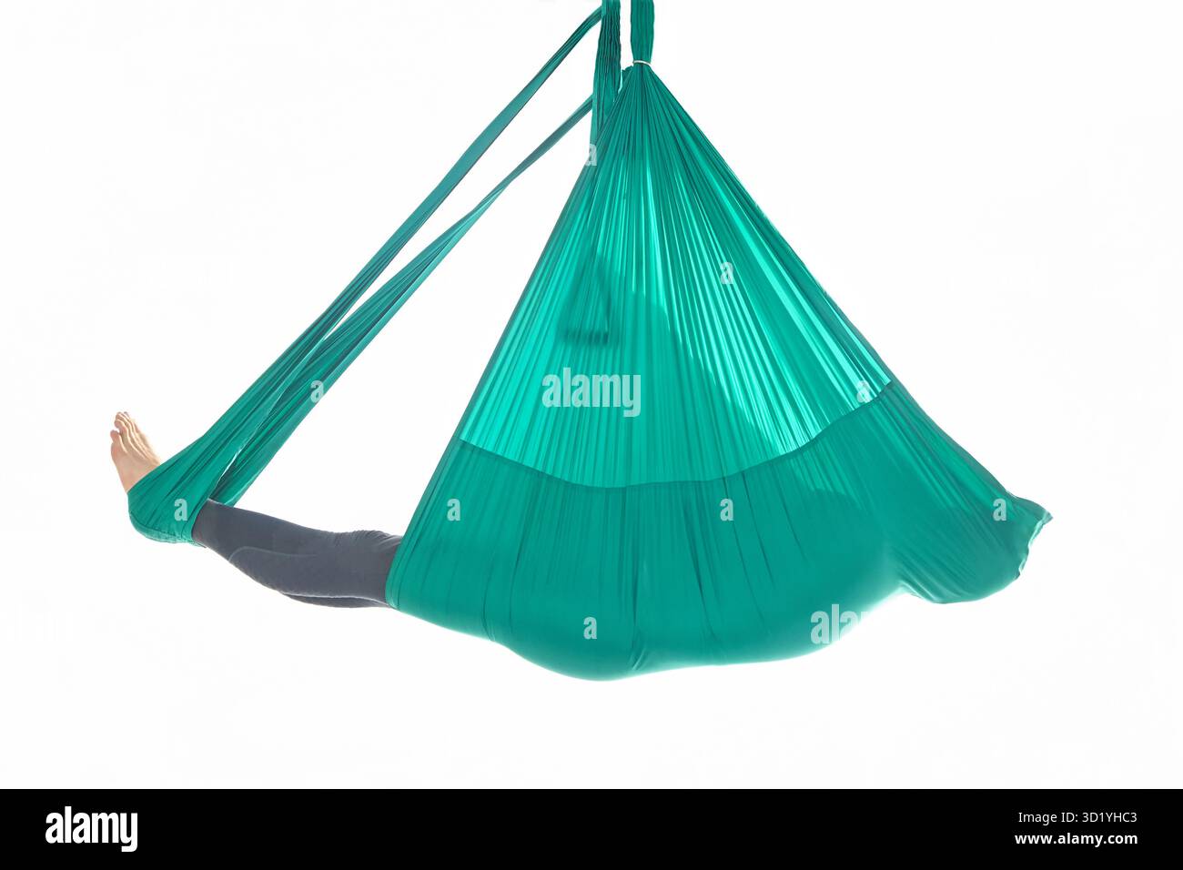 La personne masculine fait l'exercice de classe de yoga hamac. Méditation en palourde aérienne. Entraînement studio débutant Aero. Homme style de vie. Guy entrainant Ze Banque D'Images