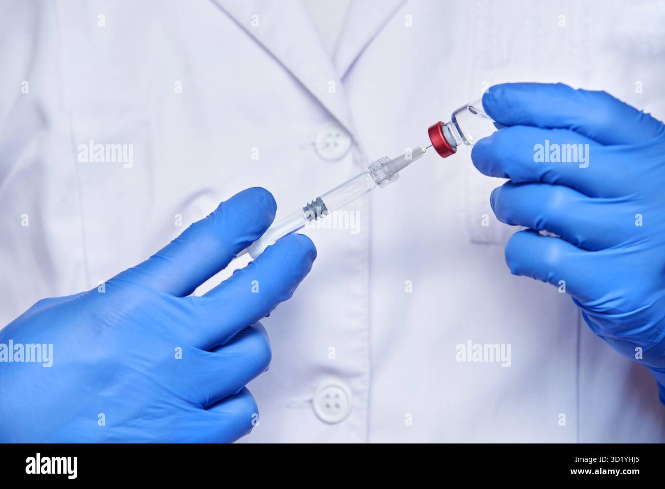 Vaccin médicamenteux Doctor Hand Holf. Traitement de santé anti-virus. Infirmière médicale chirurgicale. Laboratoire de pharmacie. Resher le centre. COV Banque D'Images