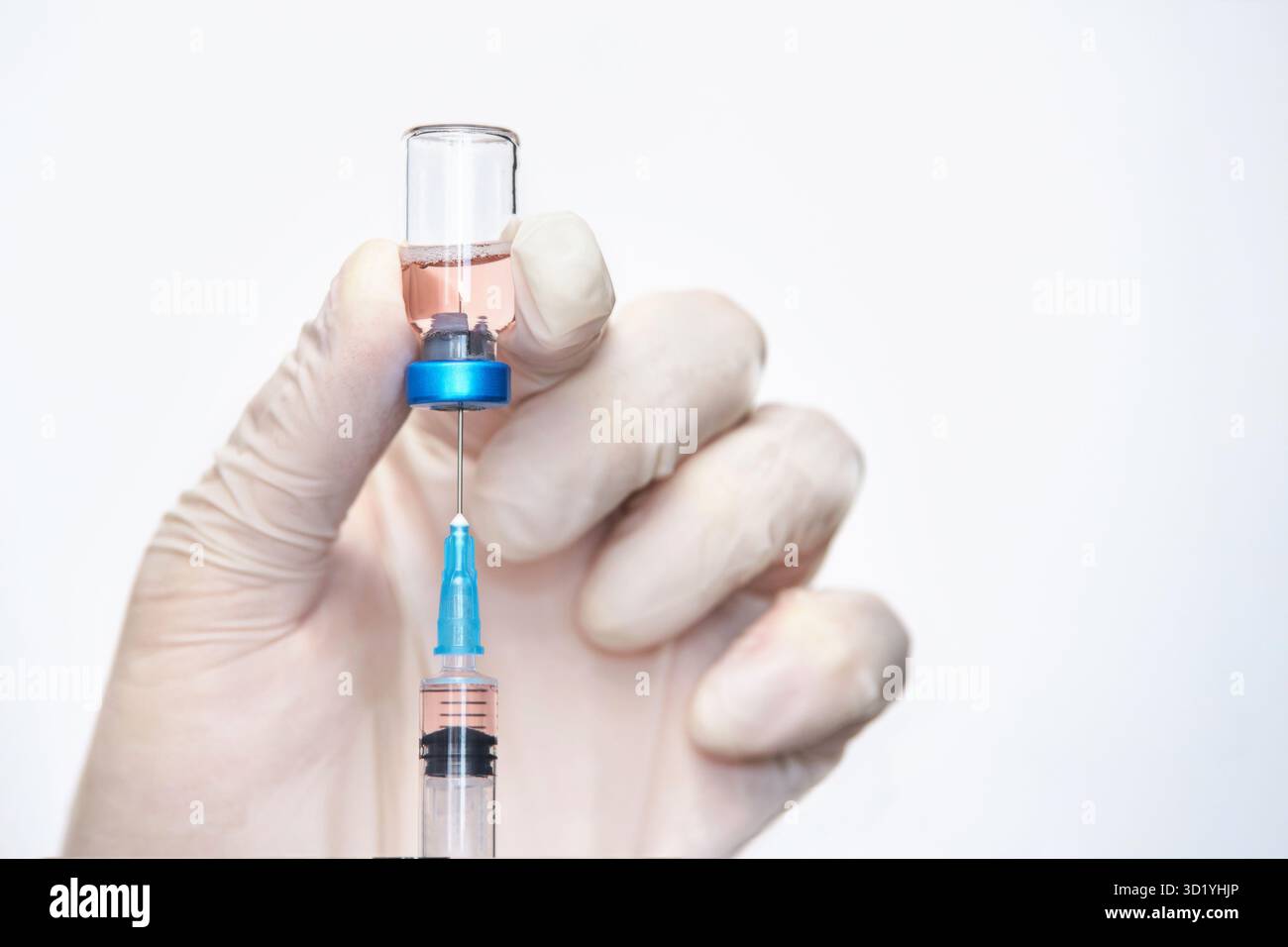 Vaccin médicamenteux Doctor Hand Holf. Traitement de santé anti-virus. Infirmière médicale chirurgicale. Laboratoire de pharmacie. Resher le centre. COV Banque D'Images