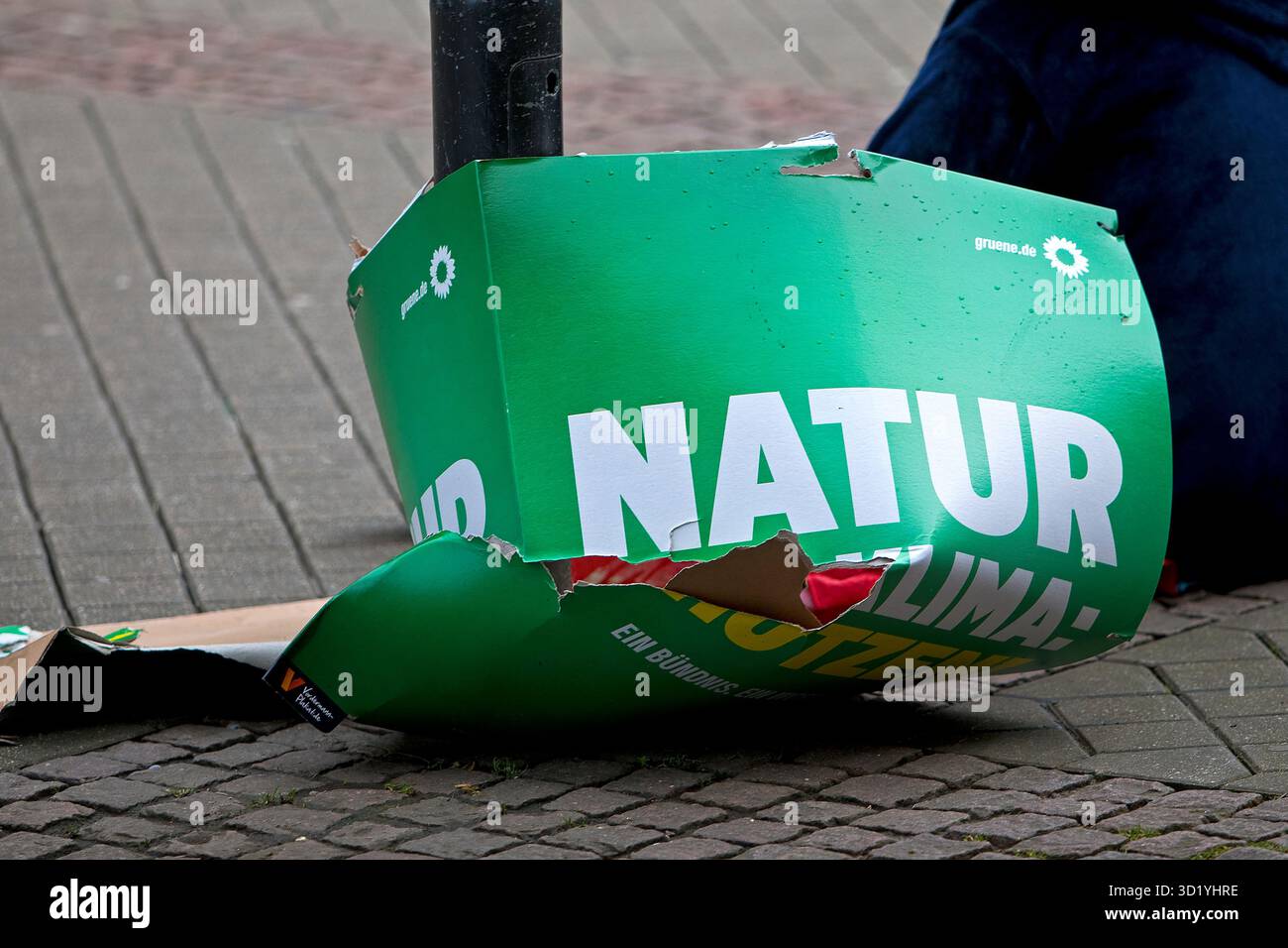 Affiche électorale détruite des Verts, photo symbolique de la nature ou des Verts sur le terrain, Allemagne Banque D'Images