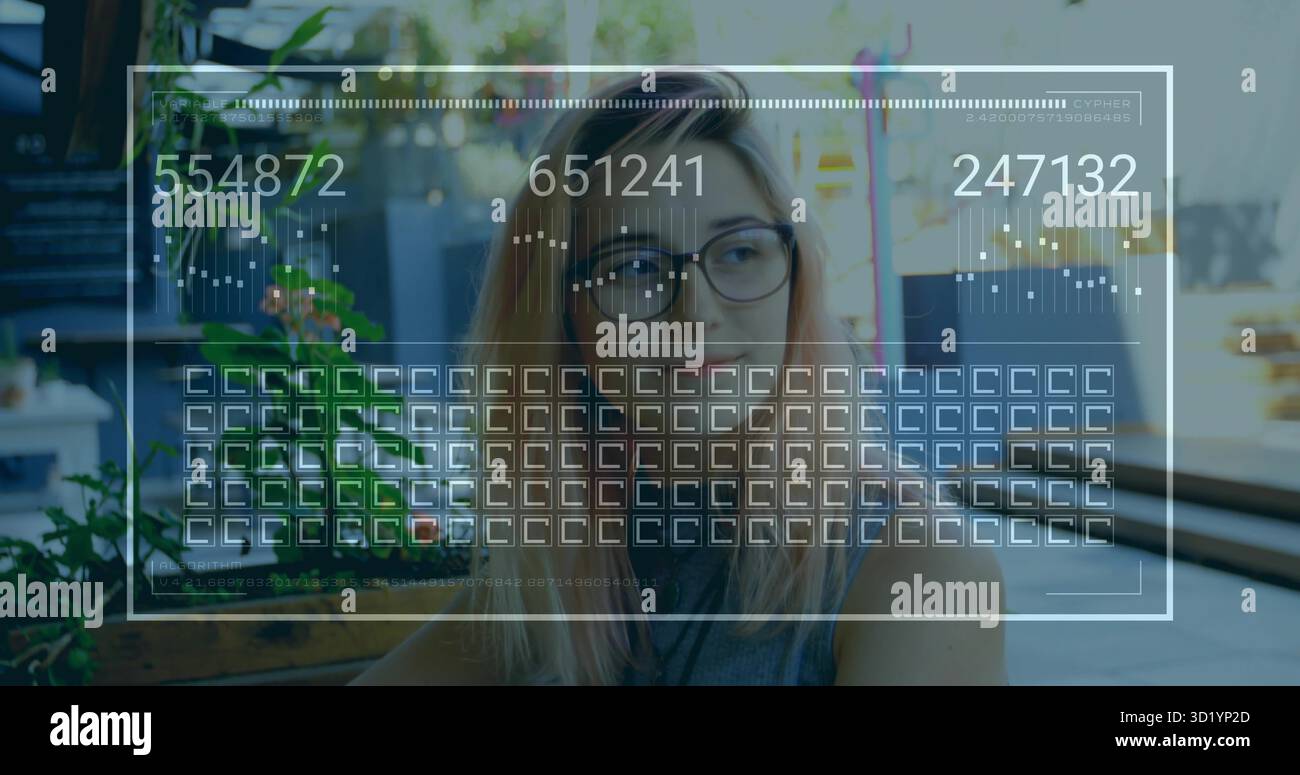 Interagissant professionnel de la technologie analysant l'interface de données au bureau dans l'espace de coworking, avec des plantes Banque D'Images