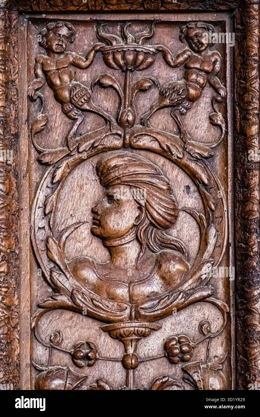 Porte d'entrée du temple, flamigero gothique, porte en noyer avec casétones décorées de motifs plateresques, XVIe siècle, Monas Banque D'Images