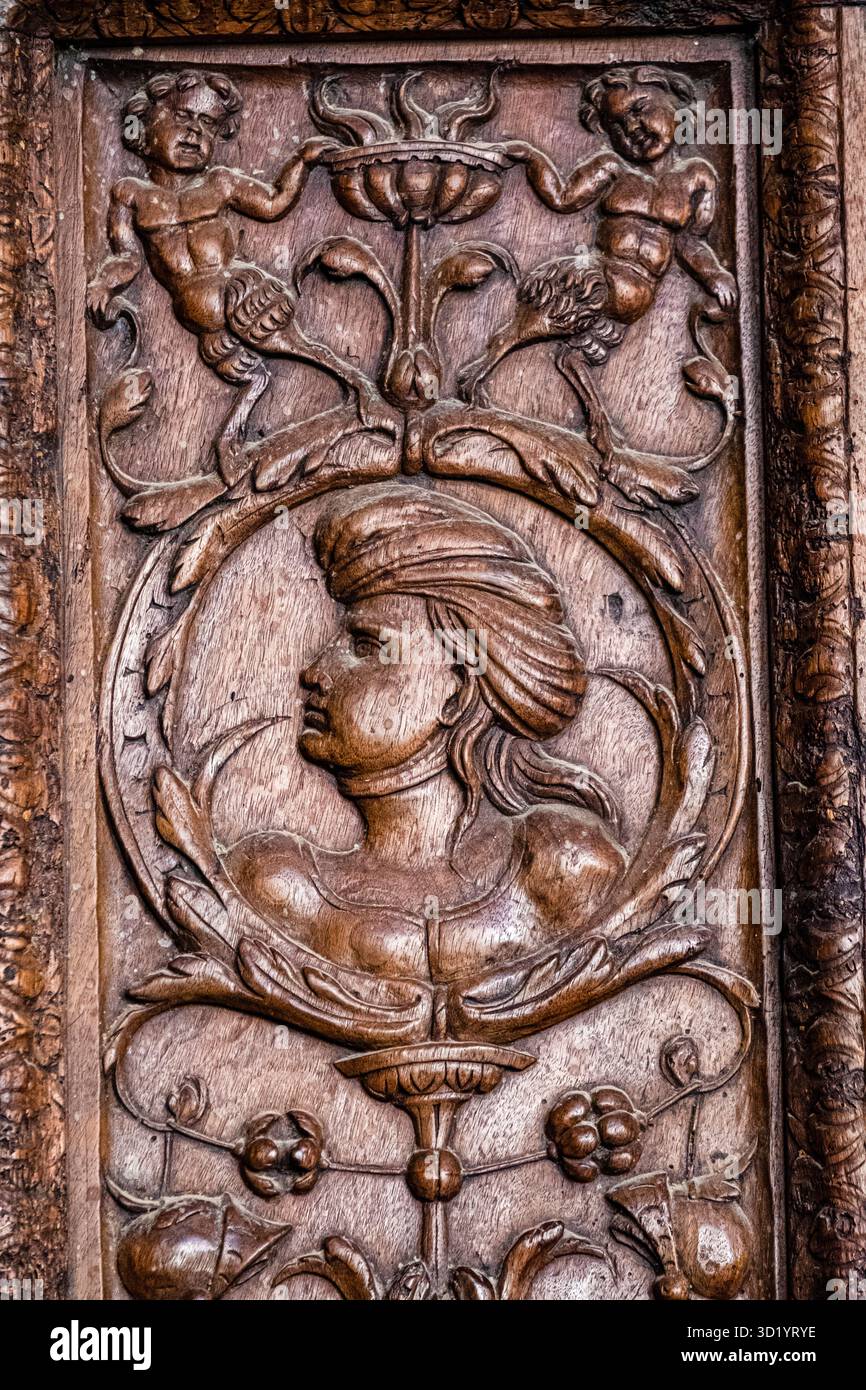 Porte d'entrée du temple, flamigero gothique, porte en noyer avec casétones décorées de motifs plateresques, XVIe siècle, Monas Banque D'Images