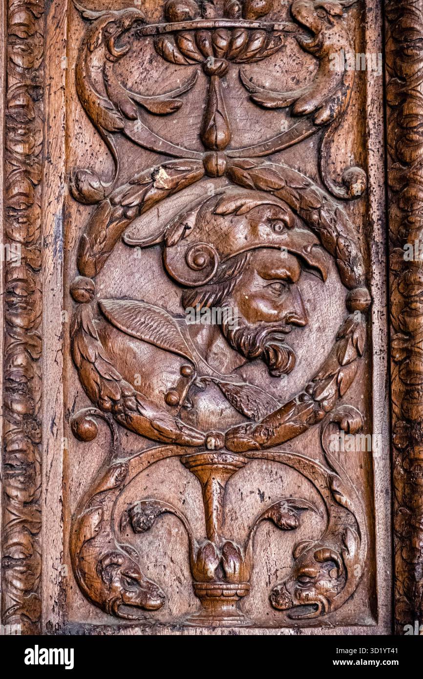 Porte d'entrée du temple, flamigero gothique, porte en noyer avec casétones décorées de motifs plateresques, XVIe siècle, Monas Banque D'Images