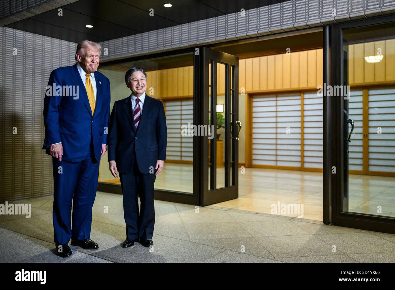Le président Donald J. Trump fait ses adieux à l’empereur Naruhito au Palais Impérial de Tokyo, Japon, lundi soir, 27 octobre 2025, suite à leur rencontre lors de sa tournée en Asie. Image reproduite avec l'aimable autorisation de la Maison Blanche. Banque D'Images