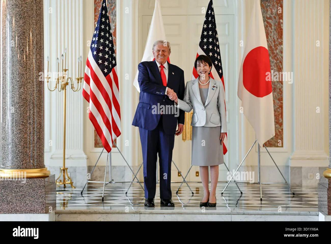 Le président Donald J. Trump et le premier ministre japonais Sanae Takaichi posent pour une photo officielle lors de leur rencontre bilatérale au palais Akasaka à Tokyo, au Japon, le mardi 28 octobre 2025. Image reproduite avec l'aimable autorisation de la Maison Blanche. Banque D'Images