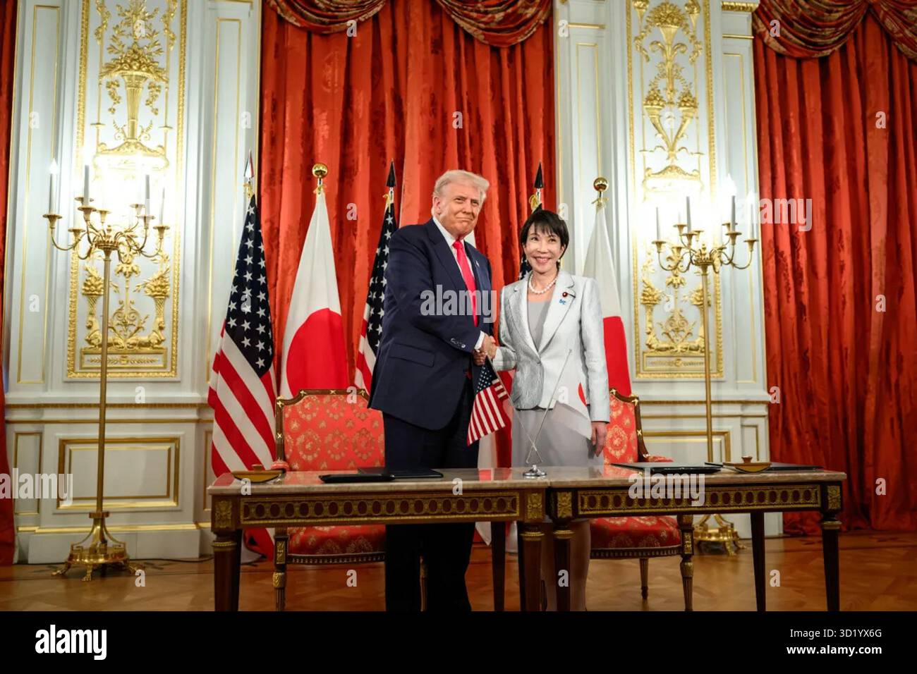 Le président Donald J. Trump et le premier ministre japonais Sanae Takaichi se serrent la main après la signature d’un accord officiel au palais d’Akasaka à Tokyo, au Japon, le mardi 28 octobre 2025. Image reproduite avec l'aimable autorisation de la Maison Blanche. Banque D'Images