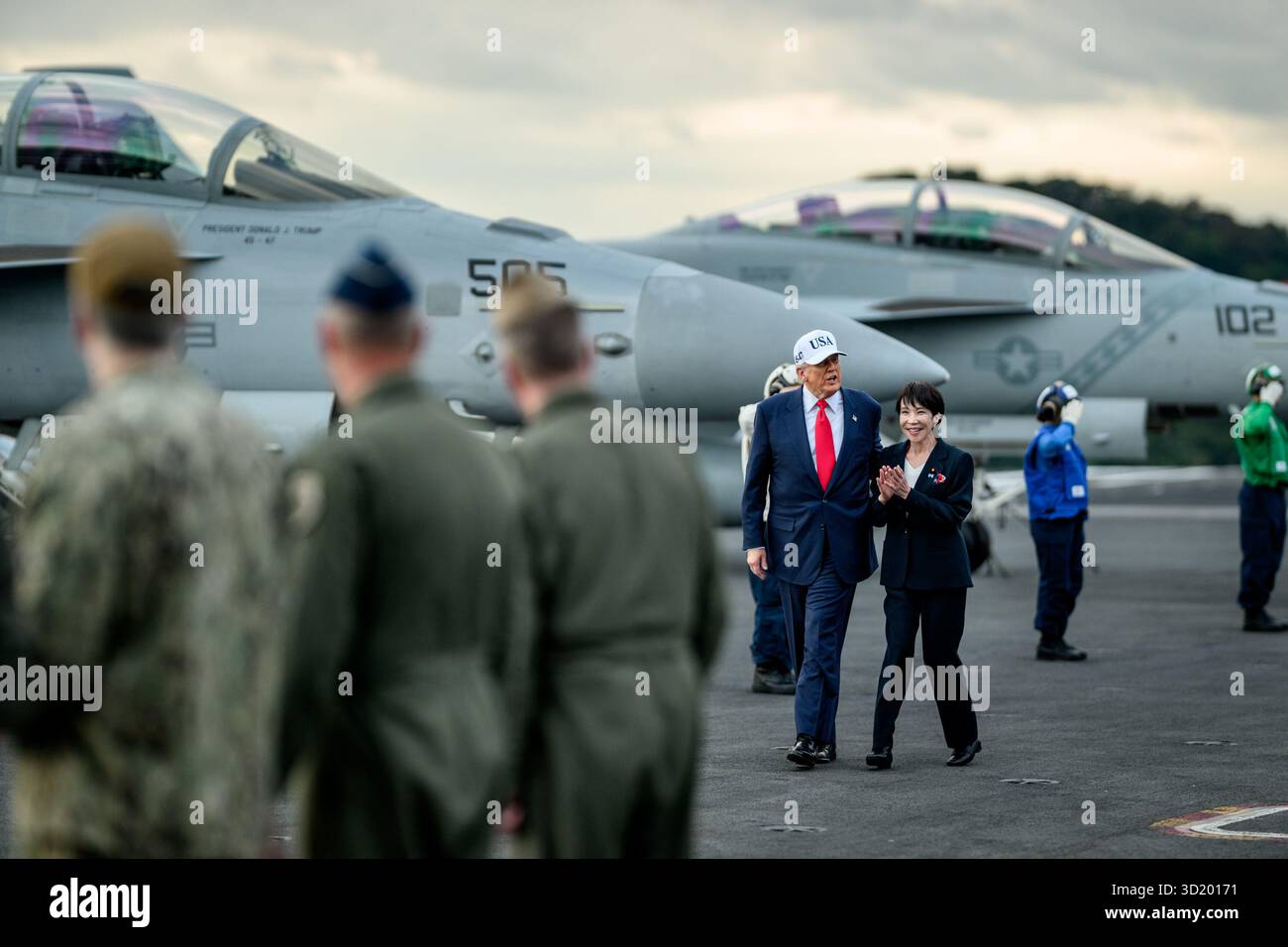Le président Donald Trump salue les dirigeants militaires aux côtés du premier ministre japonais Sanae Takaichi à bord de l’USS George Washington à la base navale de Yokosuka, au Japon, le mardi 28 octobre 2025. (Photo officielle de la Maison Blanche par Daniel Torok) Banque D'Images
