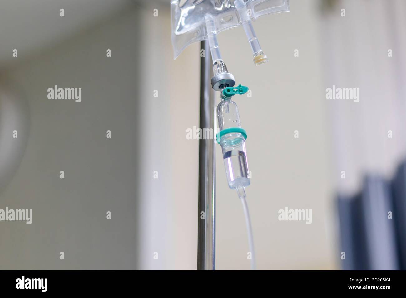 Vue rapprochée d'une chambre goutte à goutte intraveineuse connectée à une poche de liquide dans la chambre d'hospitalisation de l'hôpital Banque D'Images
