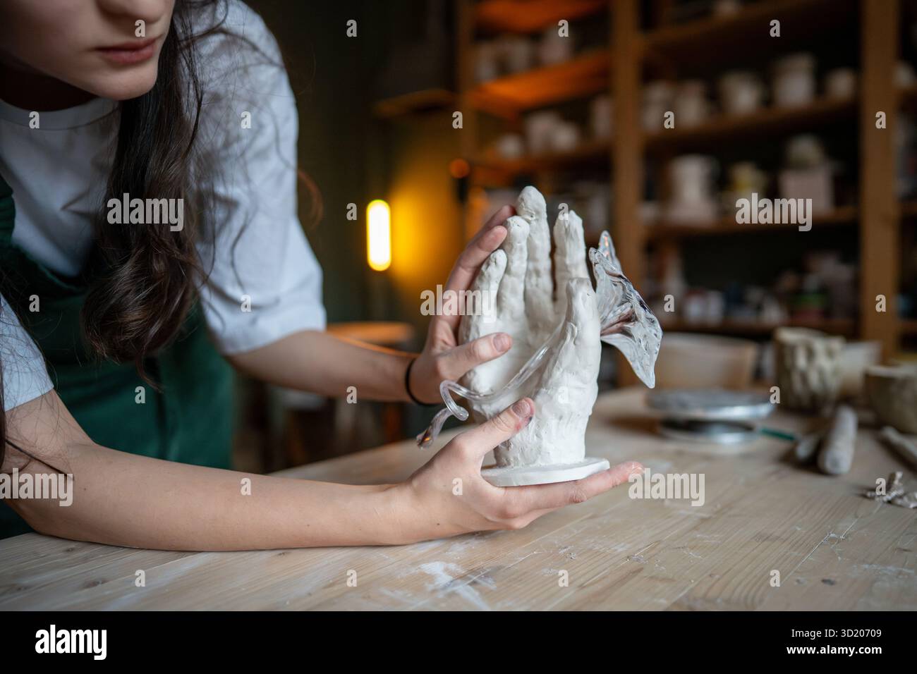 Souffleur de verre formant fleur de verre dans la conception de main d'argile pour la production de décor. Entreprise d'art contemporain Banque D'Images
