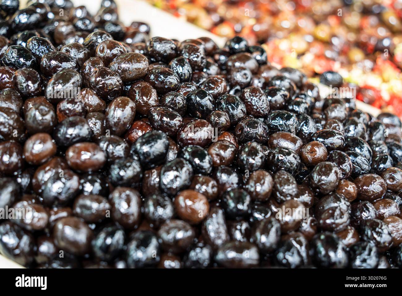 Olives noires dans le souk de la médina Banque D'Images