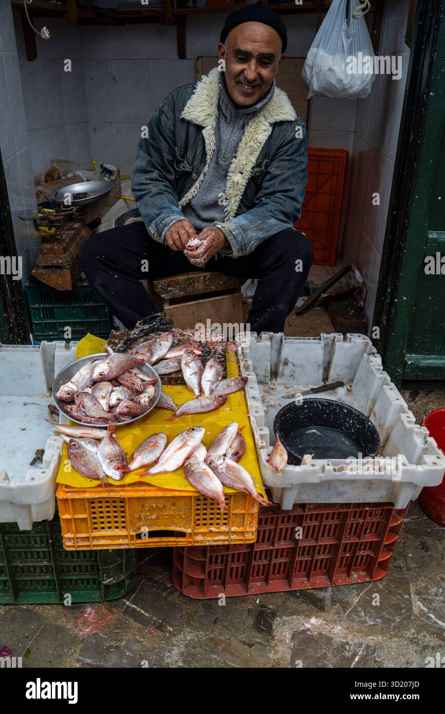 L'homme à la vente du poisson Banque D'Images