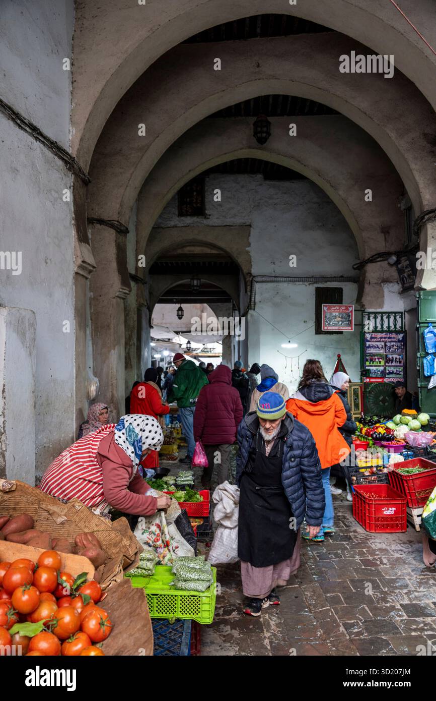 Étals vendant des légumes frais Banque D'Images