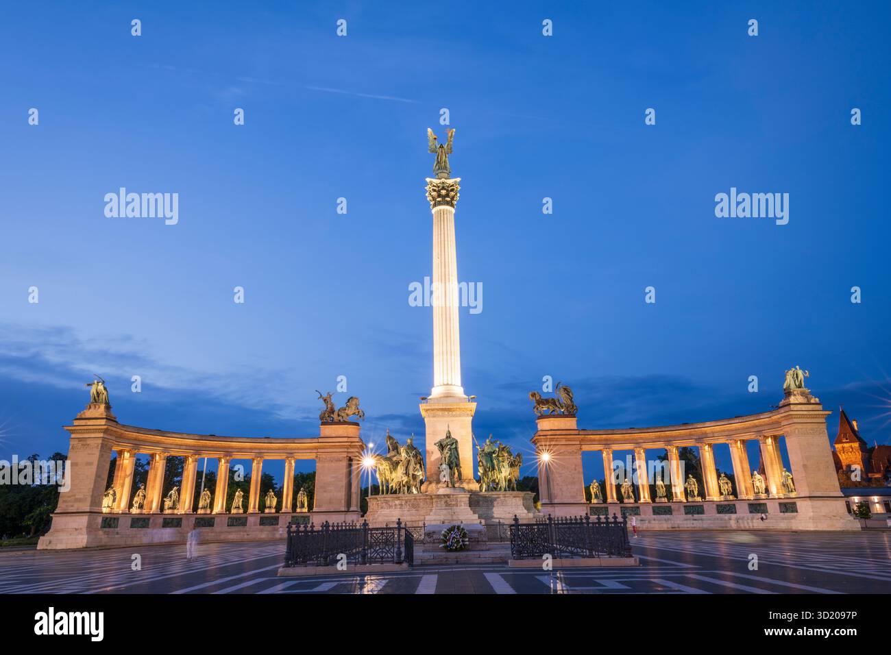 Budapest, Hongrie - 23 juin 2019 : Monument millénaire sur la place des héros illuminé à la lumière bleue. Banque D'Images