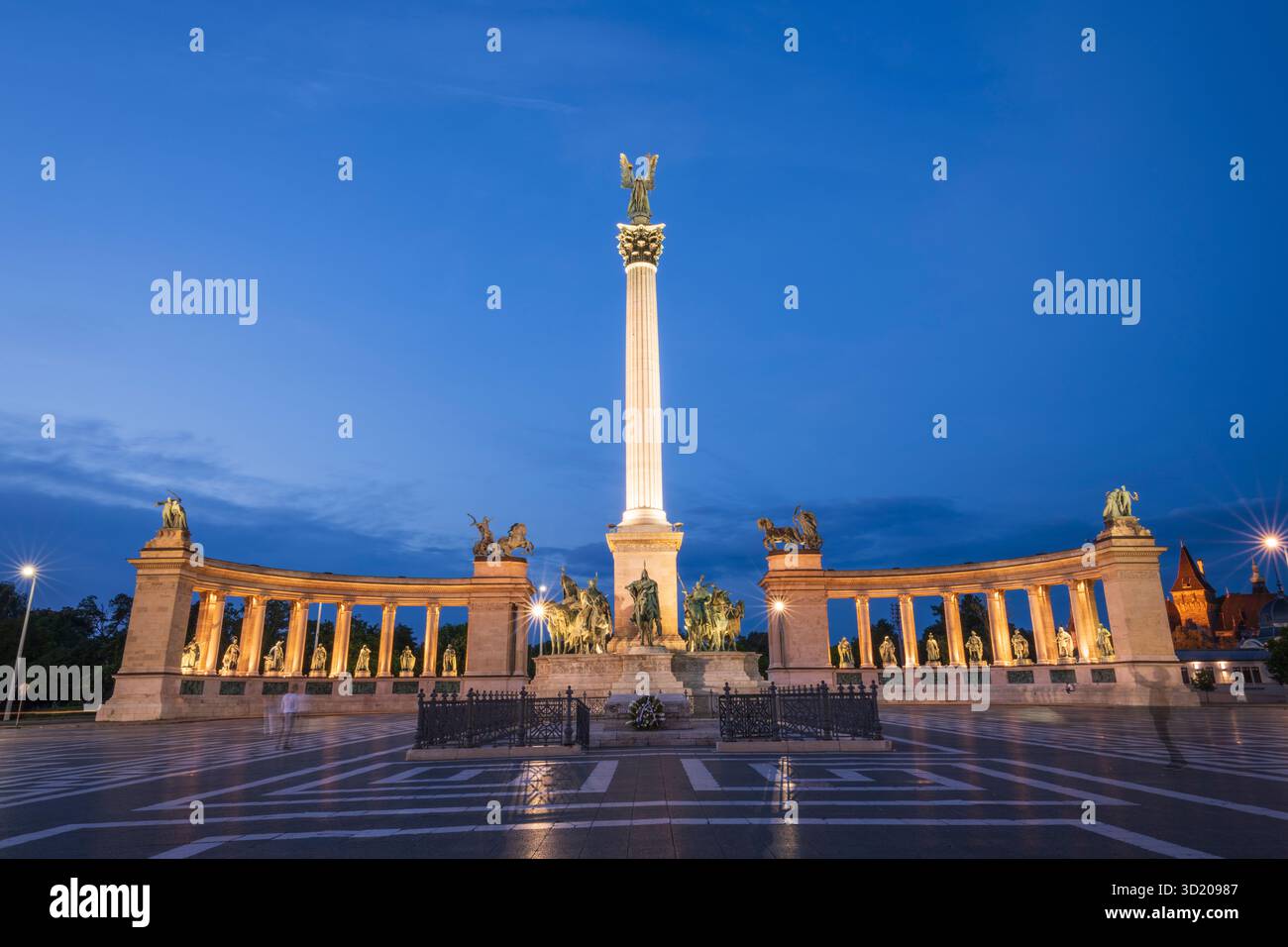 Budapest, Hongrie - 23 juin 2019 : Monument millénaire sur la place des héros illuminé à la lumière bleue. Banque D'Images