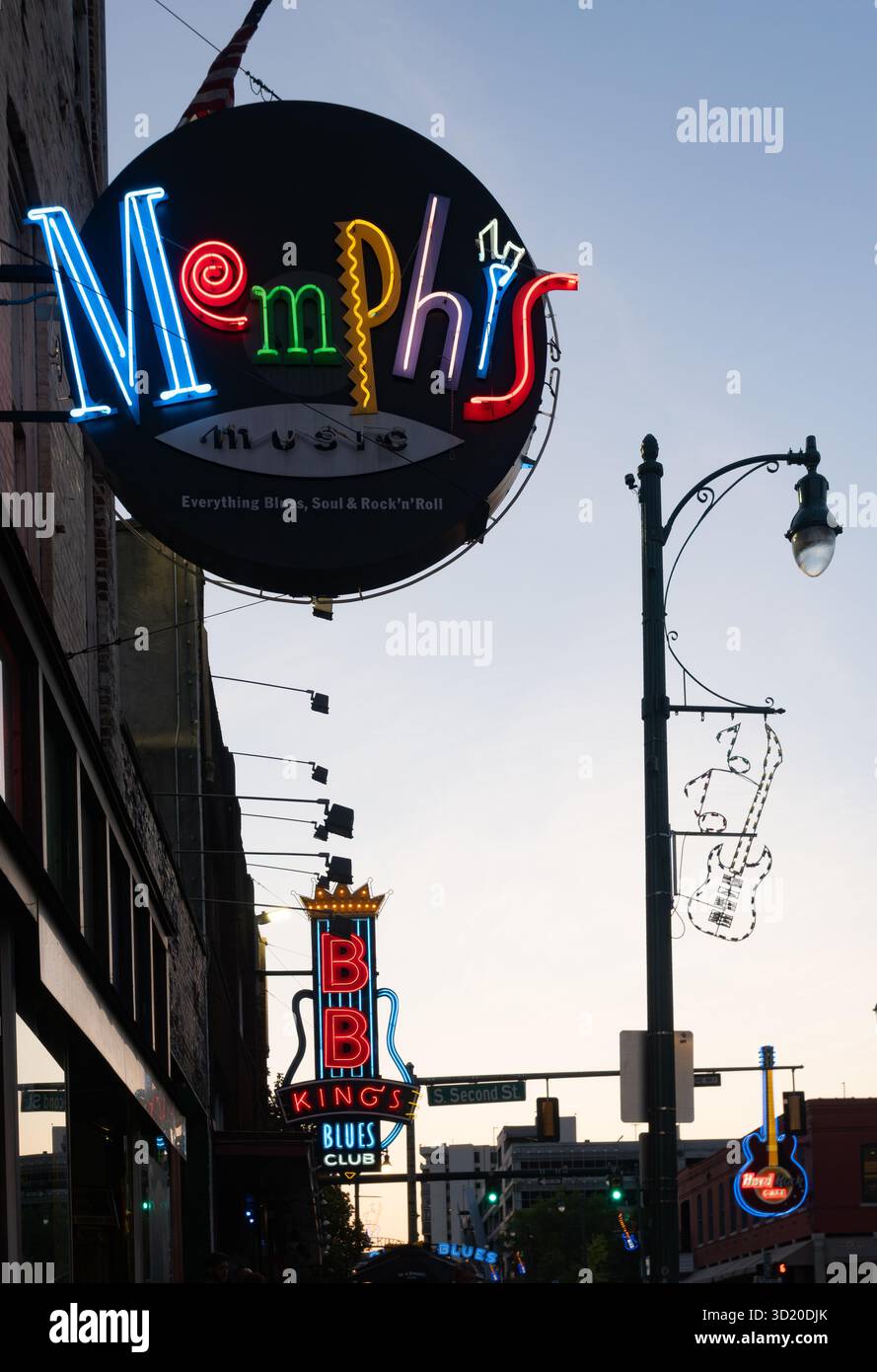 Néon 'Memphis Music' au premier plan et un signe 'BB King's Blues Club' au fond. Photographié sur Beale Street à Memphis, Tennessee. Banque D'Images