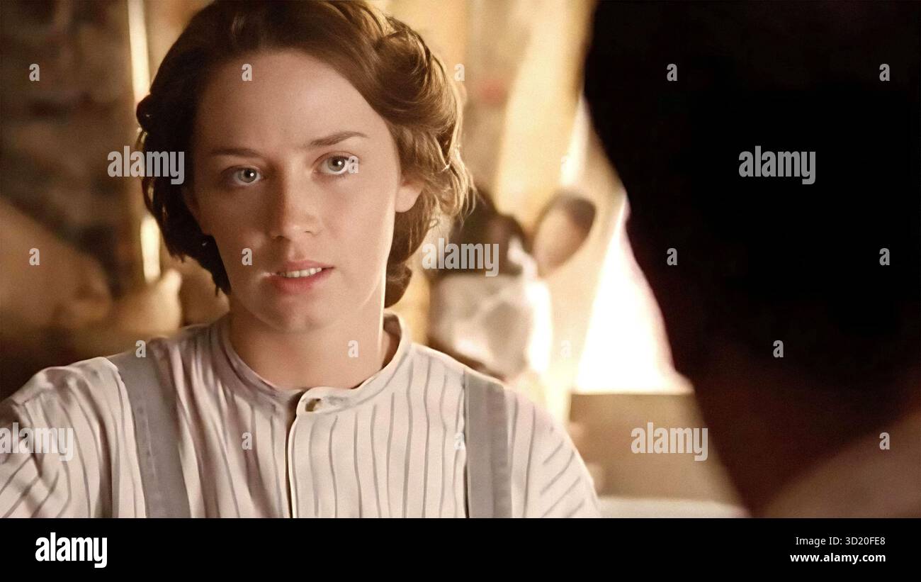 CLASSIC TV - FOYLE’S WAR - 2003 - VERSION HD. Emily Blunt in Foyle’s War - S2EP3- (C)ITV - une série télévisée policière britannique se déroulant pendant et peu après la seconde Guerre mondiale, créée par Anthony Horowitz et commandée par ITV. Publié le 30 novembre 2003. Sous-titré le 29 octobre 2025. Ref : LMK110-MB172-291025 fourni par LMK Media . Éditorial uniquement. Landmark Media n'est pas le propriétaire des droits d'auteur de ces photos de film ou de télévision, mais fournit un service uniquement aux médias reconnus. pictures@lmkmedia.com Banque D'Images