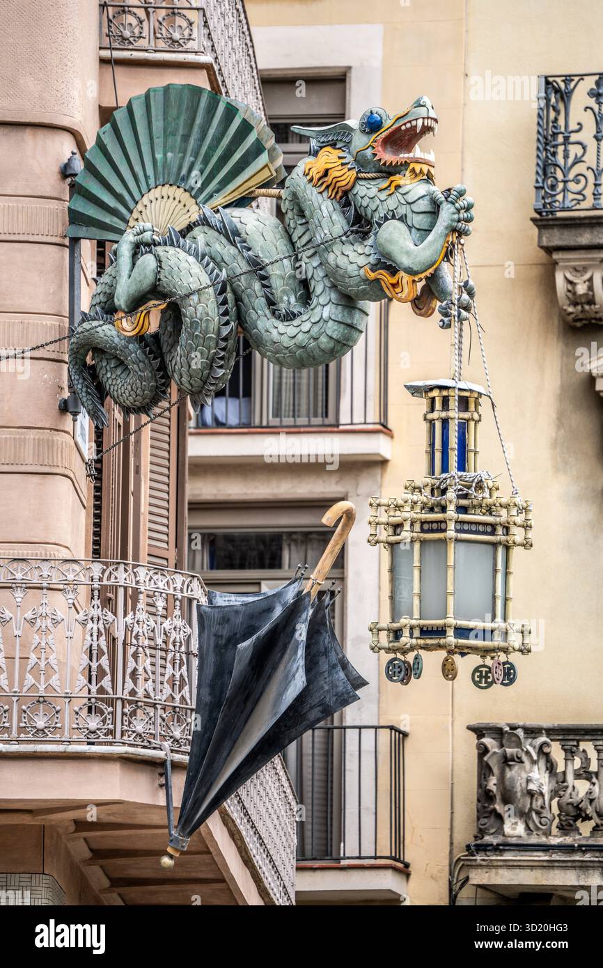 Dragon de la Maison des parapluies, Las Ramblas, Bruno Cuadros House Building, Barcelone, ​​Catalonia, Espagne Banque D'Images