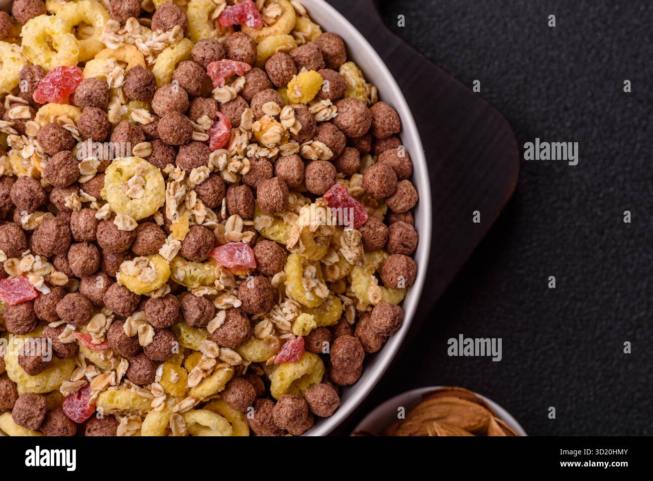 Flocons, boules de chocolat et fruits secs pour un petit déjeuner copieux Banque D'Images