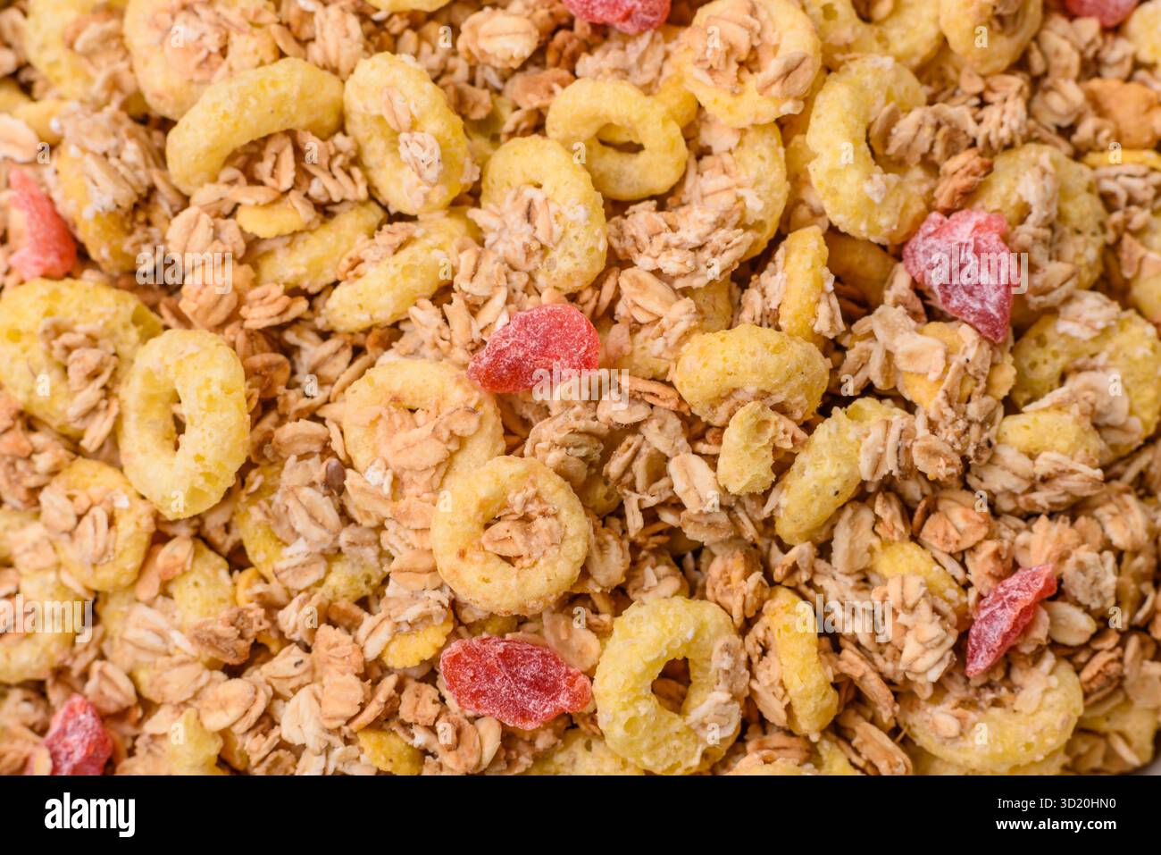 Flocons, boules de chocolat et fruits secs pour un petit déjeuner copieux Banque D'Images