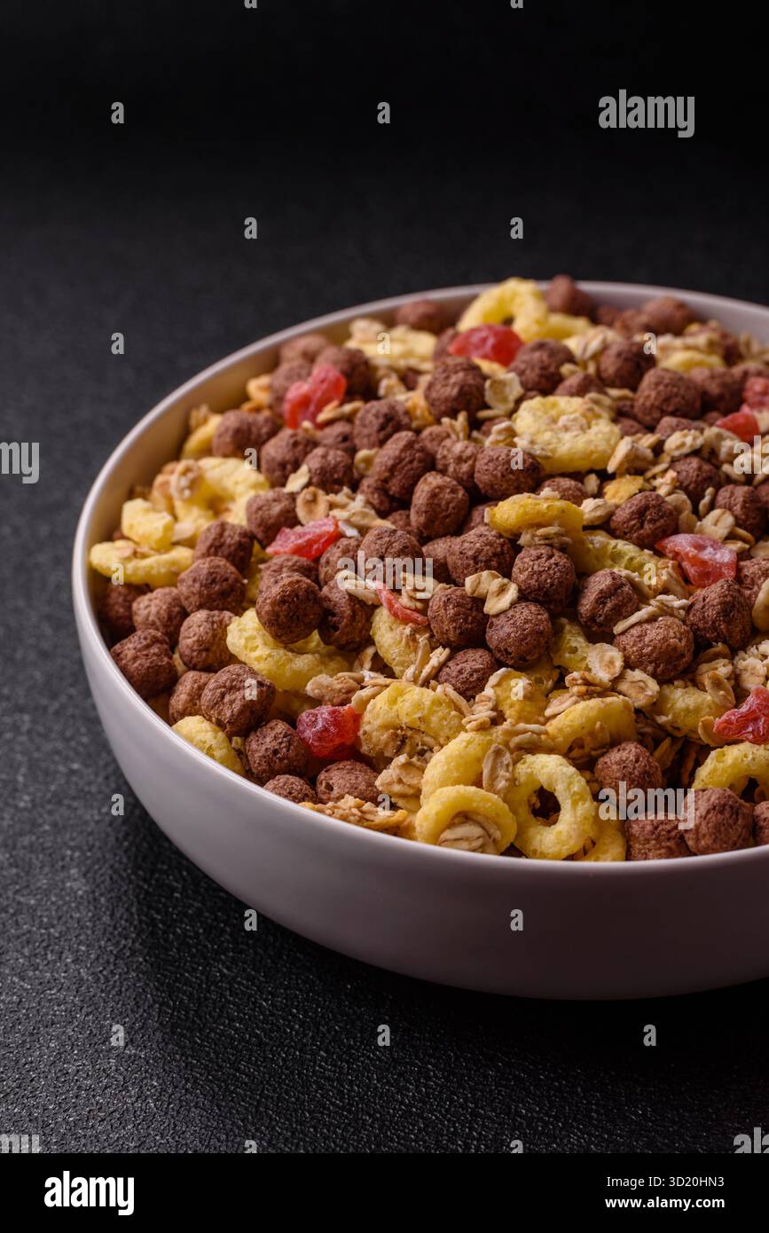 Flocons, boules de chocolat et fruits secs pour un petit déjeuner copieux Banque D'Images