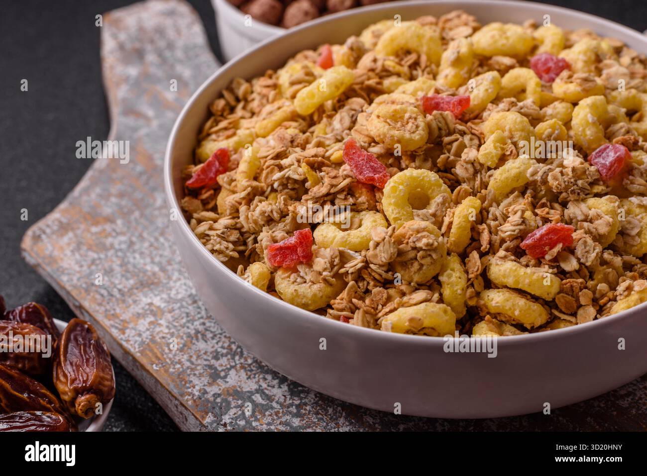 Flocons, boules de chocolat et fruits secs pour un petit déjeuner copieux Banque D'Images