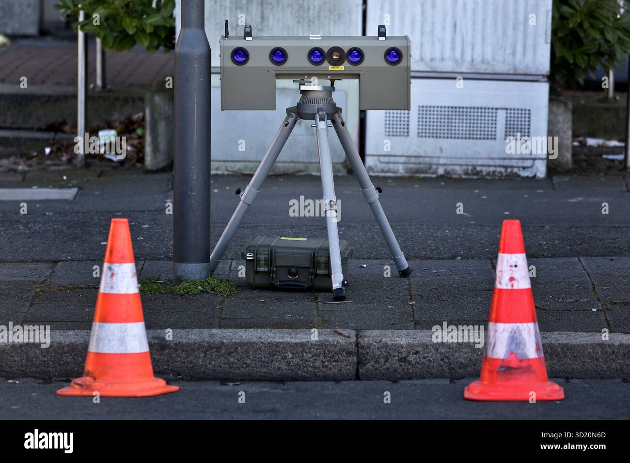 Caméra de vitesse, capteur unilatéral sur le trottoir pour la surveillance de la vitesse dans la circulation routière publique, Goslar, basse-Saxe, Allemagne, Europ Banque D'Images