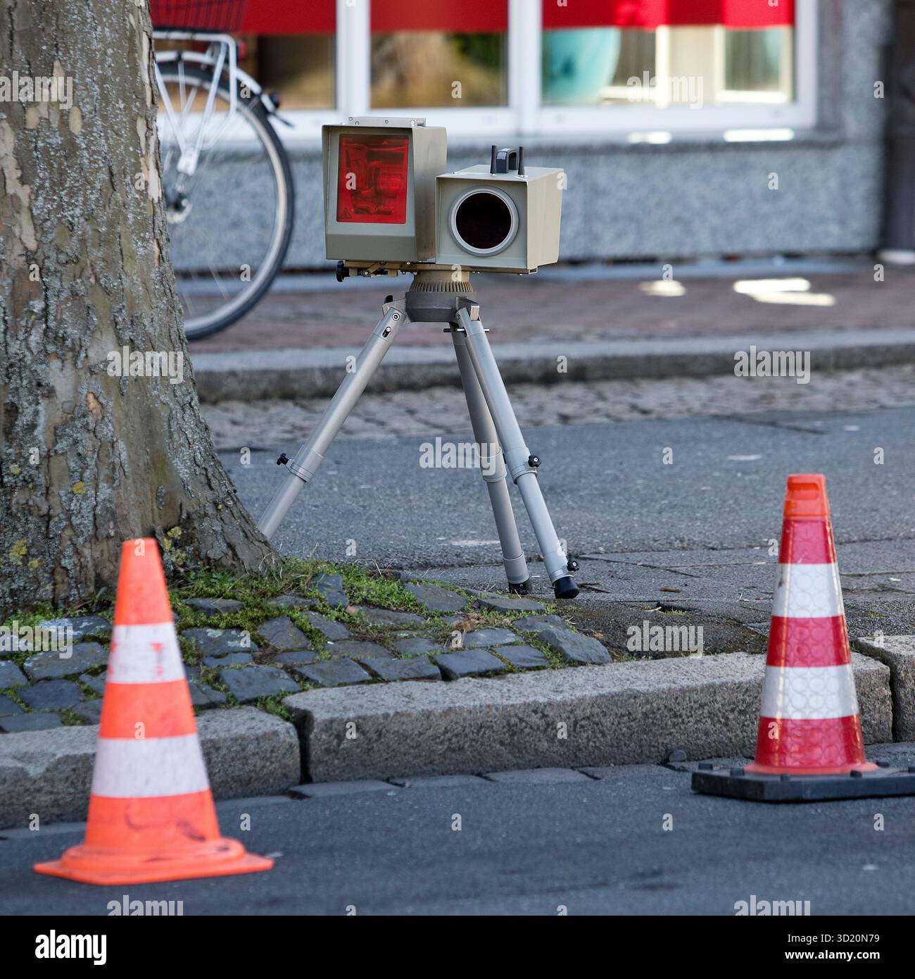 Appareil de mesure radar sur le trottoir pour la surveillance de la vitesse dans la circulation routière publique, Goslar, basse-Saxe, Allemagne, Europe Banque D'Images