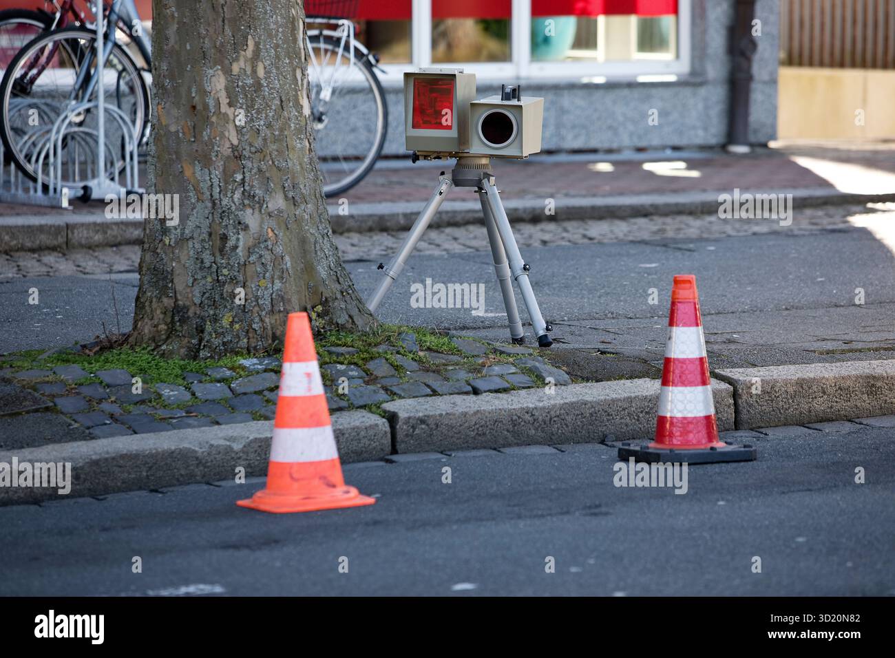 Appareil de mesure radar sur le trottoir pour la surveillance de la vitesse dans la circulation routière publique, Goslar, basse-Saxe, Allemagne, Europe Banque D'Images