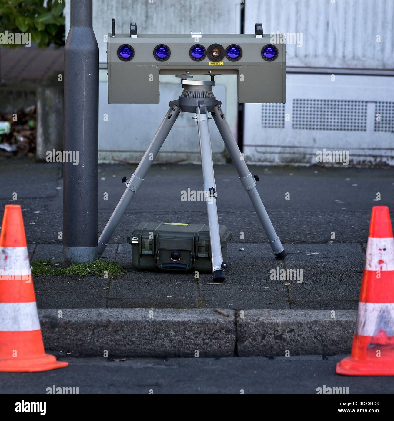 Caméra de vitesse, capteur unilatéral sur le trottoir pour la surveillance de la vitesse dans la circulation routière publique, Goslar, basse-Saxe, Allemagne, Europ Banque D'Images