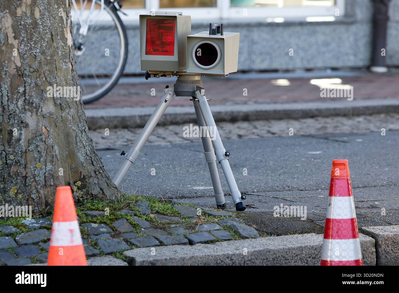 Appareil de mesure radar sur le trottoir pour la surveillance de la vitesse dans la circulation routière publique, Goslar, basse-Saxe, Allemagne, Europe Banque D'Images