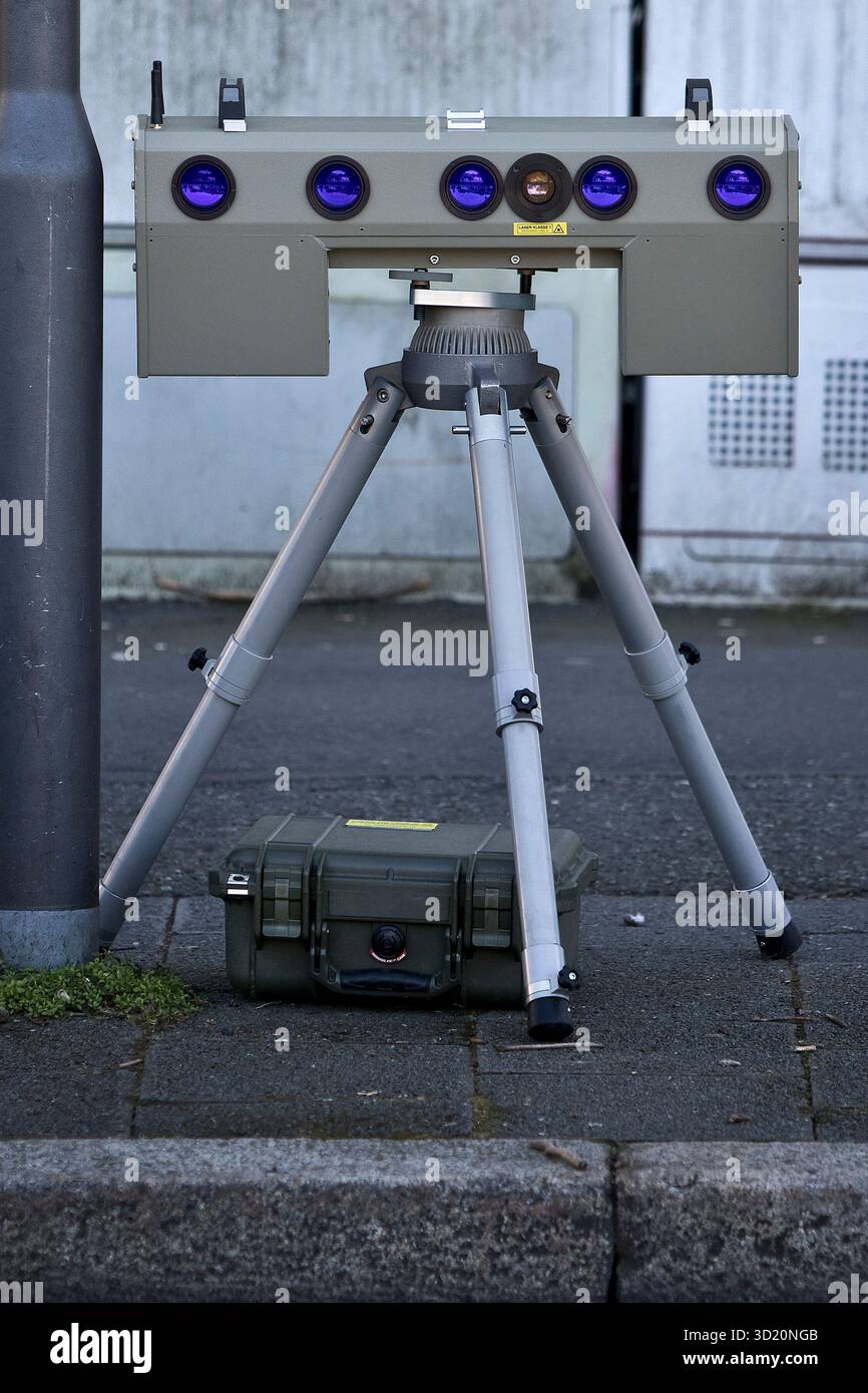 Caméra de vitesse, capteur unilatéral sur le trottoir pour la surveillance de la vitesse dans la circulation routière publique, Goslar, basse-Saxe, Allemagne, Europ Banque D'Images
