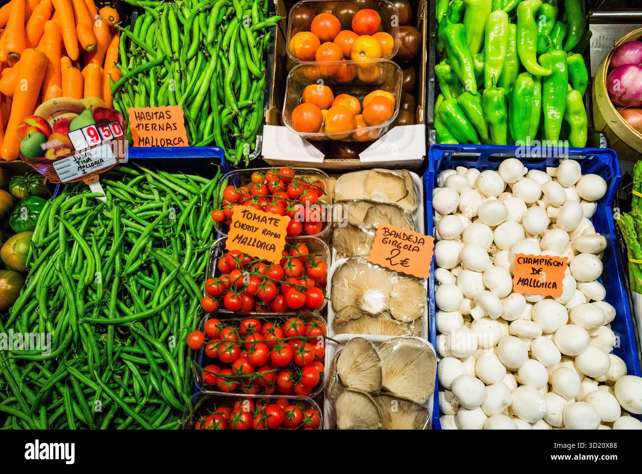 Produits Baléares, fruits et légumes au marché Olivar, Palma, Majorque, Îles Baléares, Espagne. Banque D'Images