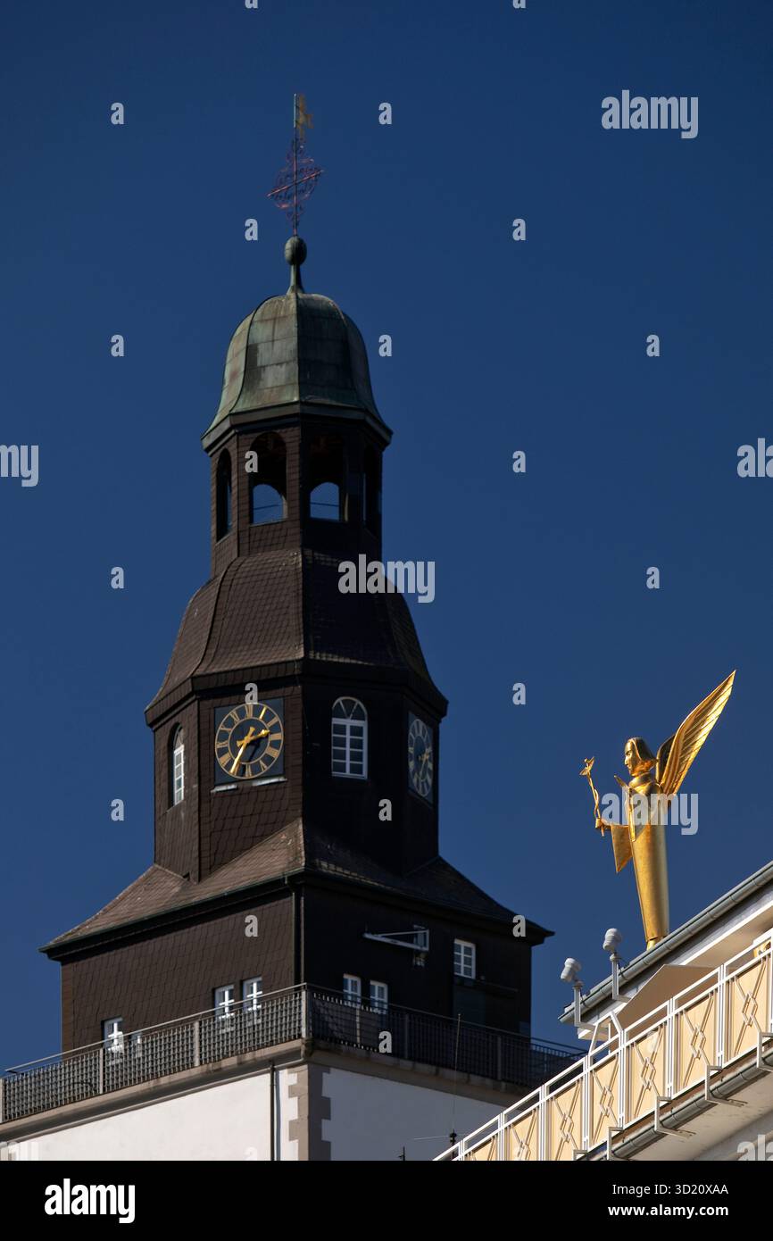 L'Ange d'Or de Fritz Bartsch-Hofer sur le toit de la pharmacie Engel devant la tour de l'église de la ville à Giessen, Hesse, G. Banque D'Images