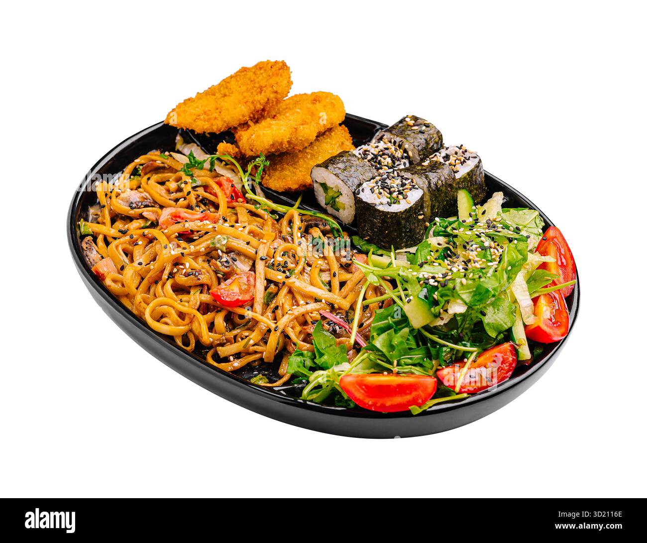 Un plateau vibrant présente une variété de plats asiatiques avec des nouilles sautées, des rouleaux de sushi, des morceaux de poulet croustillants et une salade d'accompagnement avec du végéta frais Banque D'Images