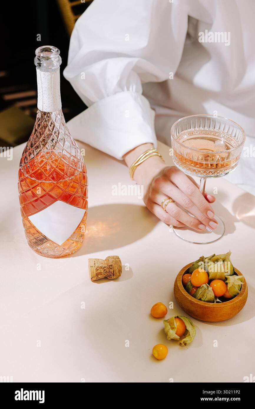 Présentation élégante de boissons avec boisson de couleur rose et accompagnements frais sur une table à manger Banque D'Images