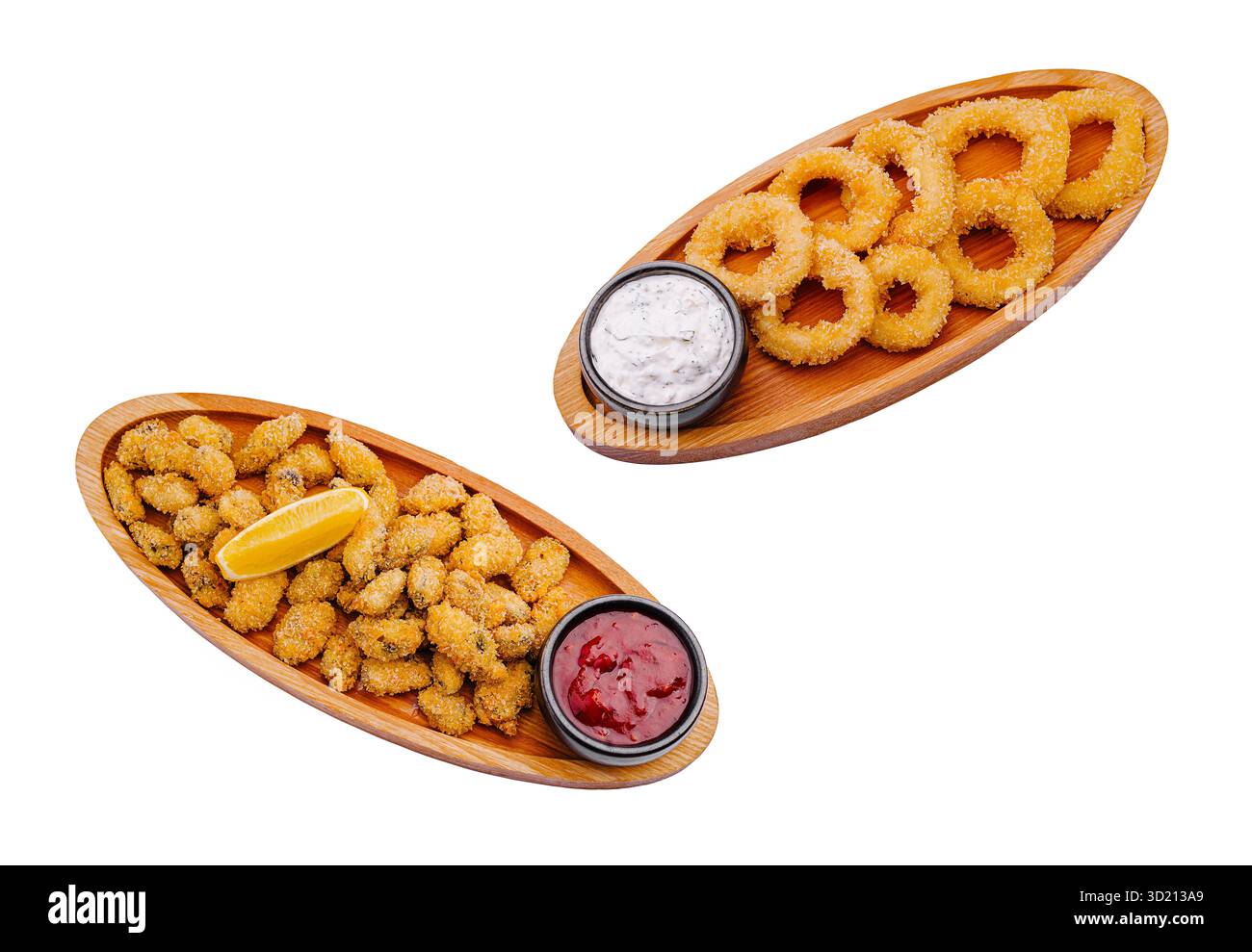 Fruits de mer frits dorés croustillants servis avec un coin de citron et une sauce piquante dans un plateau en bois Banque D'Images